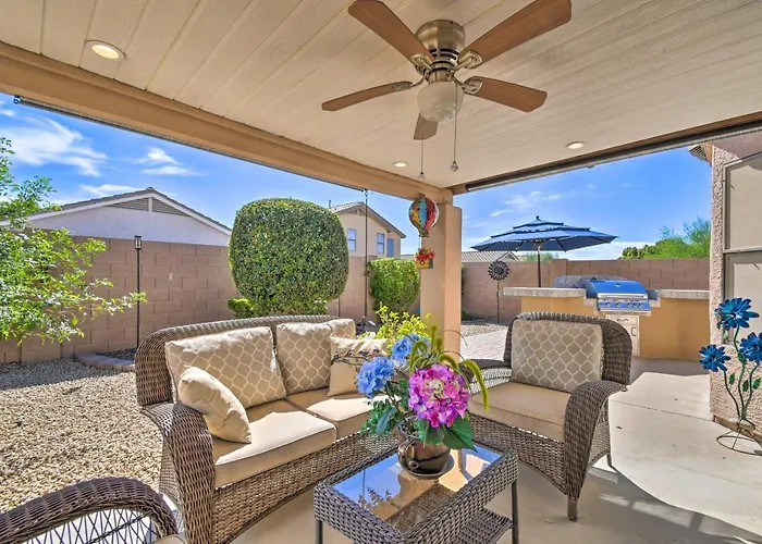 Patio & Grilling Station: Family In Glendale Holiday home *